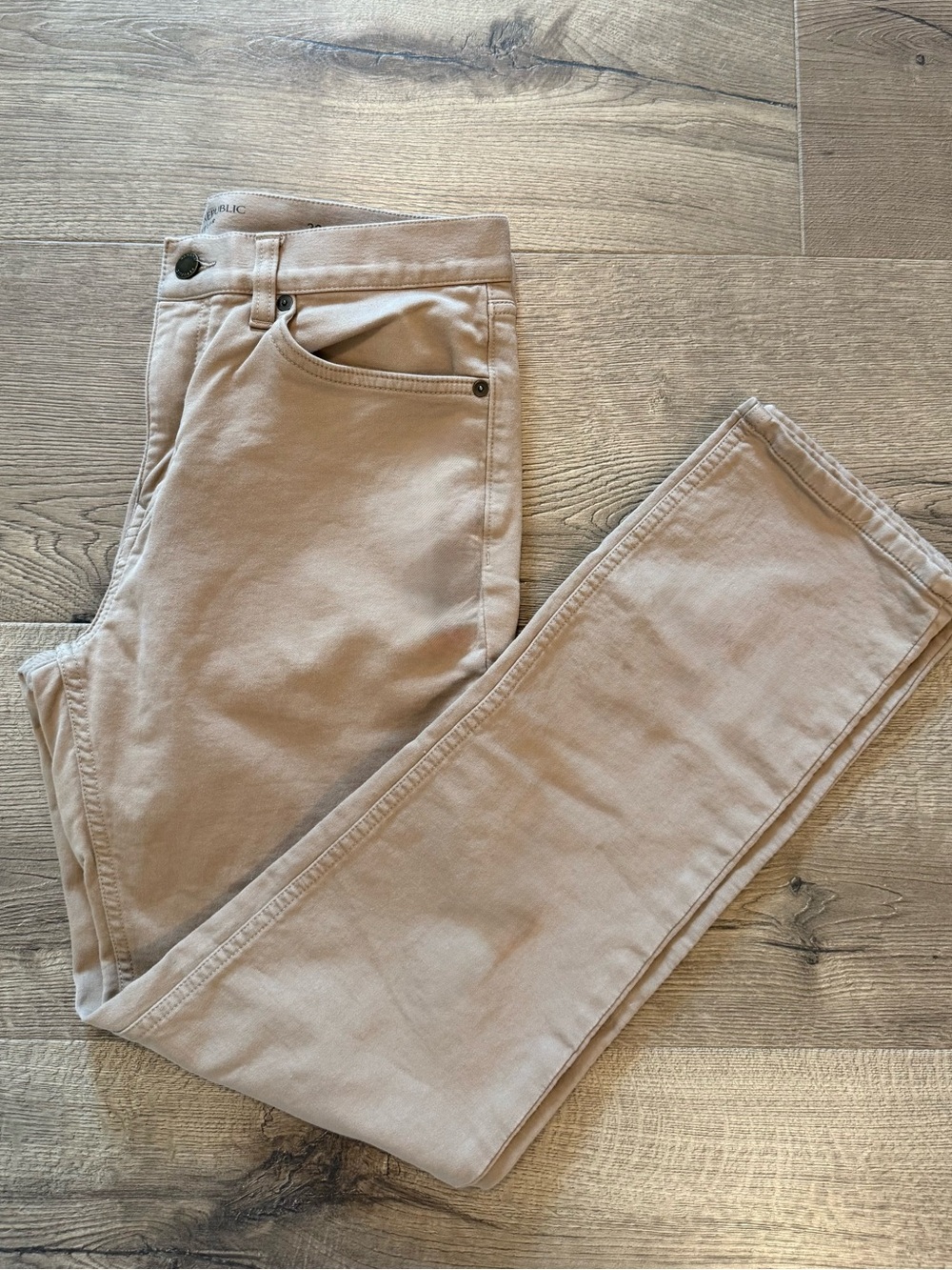 Men’s Banana Republic Slim Fit Traveler in Khaki